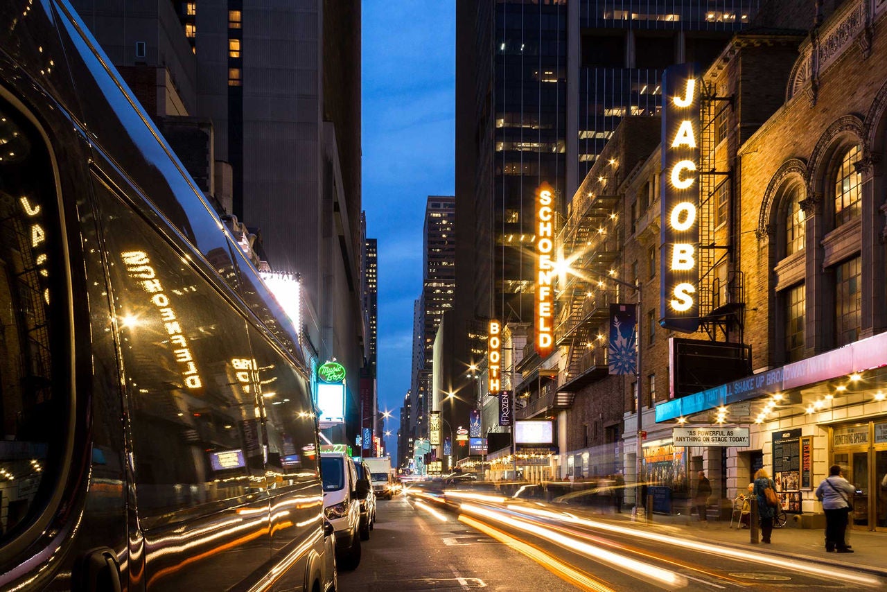 Photo a city street at night.