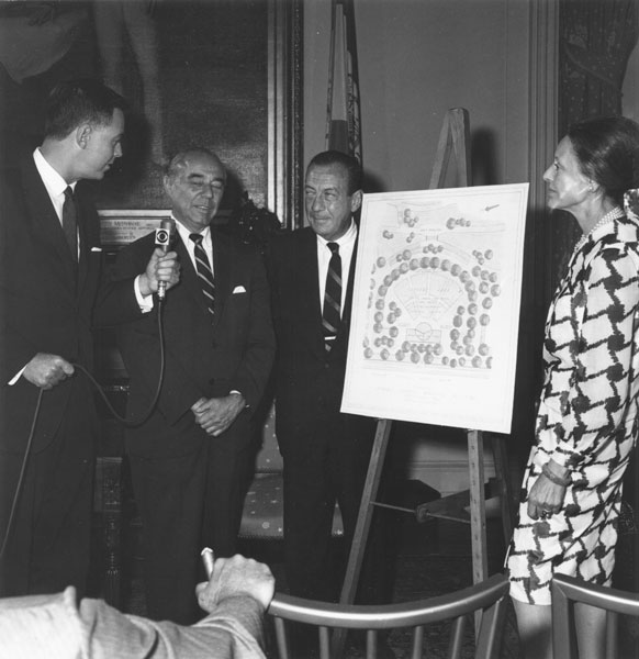 Richard Rodgers presents an amphitheater to New York City. Robert Wagner and Mrs. Rodgers look on.