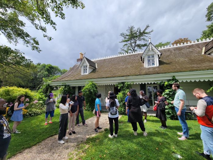 SYEP participants stand outside admiring the Alice Austen House.